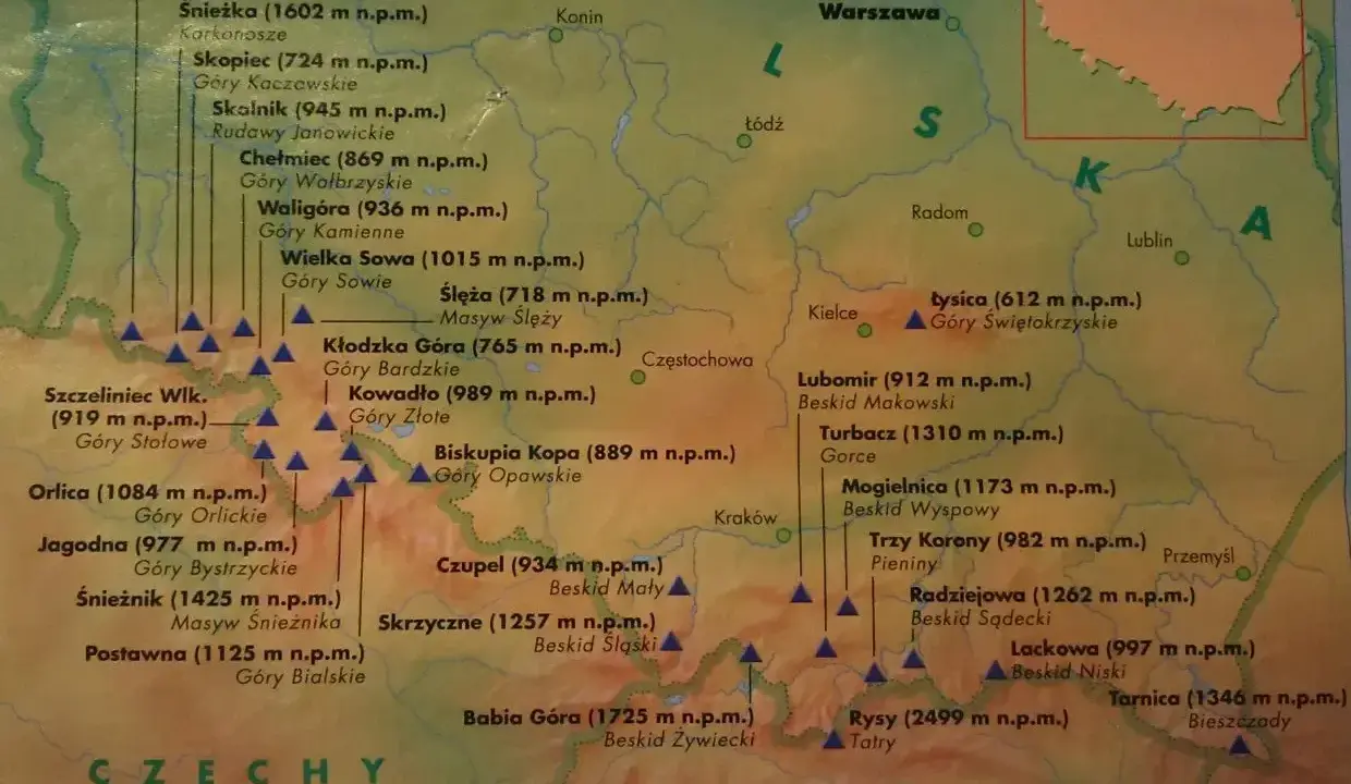 Mapa przedstawia korona gór polskich szczyty, od Karkonoszy po Bieszczady, z zaznaczonymi wysokościami i pasmami.