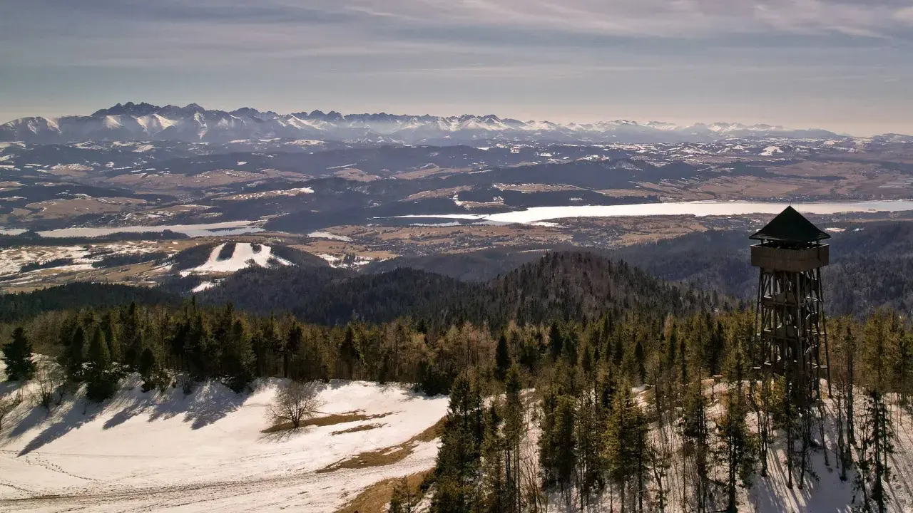 Wieża widokowa na Lubaniu szczycie oferuje zapierający dech w piersiach widok na ośnieżone Tatry i jeziora.