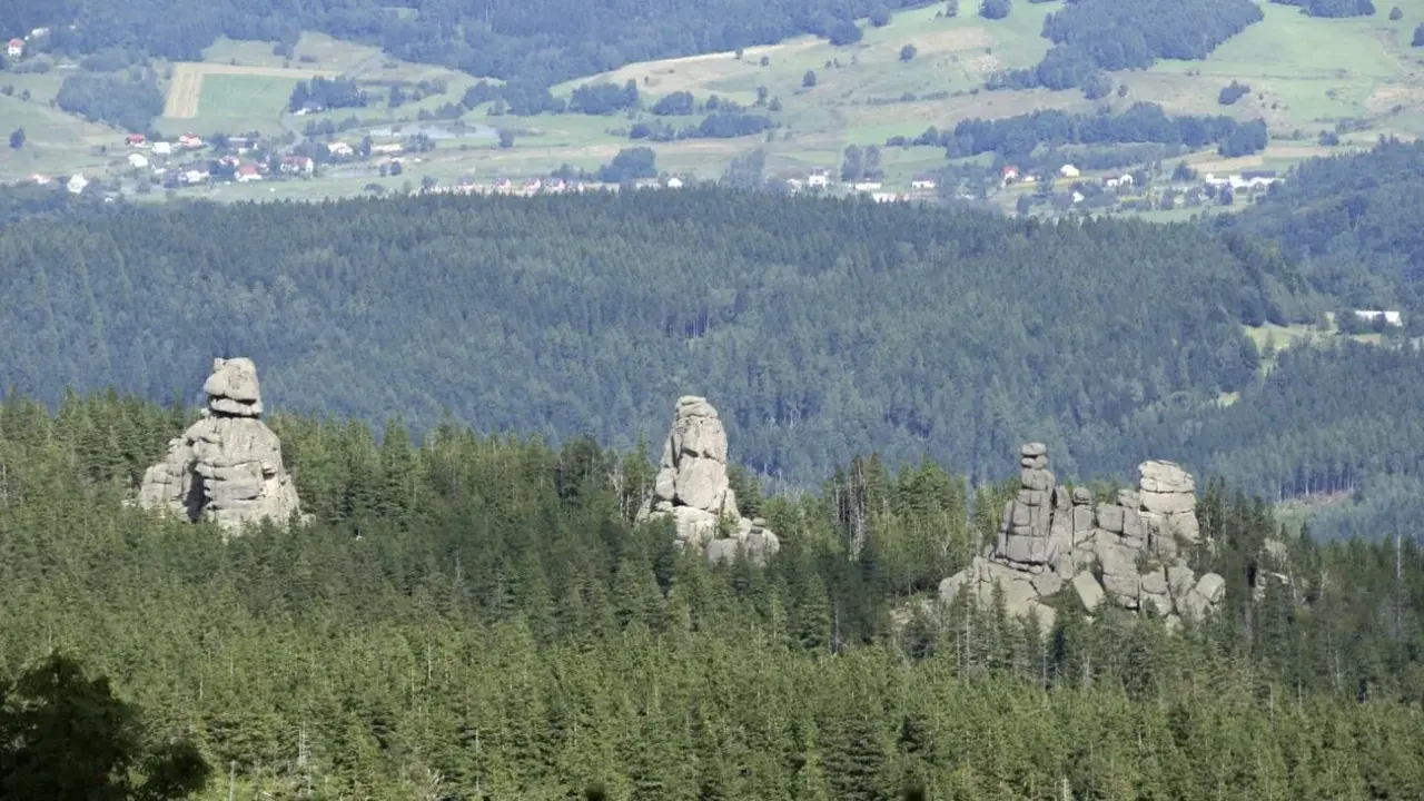 Skaliste formacje, znane jako Pielgrzymy, górują nad lasami w okolicach Karpacza.