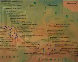 Mapa przedstawia korona gór polskich szczyty, od Karkonoszy po Bieszczady, z zaznaczonymi wysokościami i pasmami.