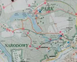 Mapa szlaków turystycznych w Wielkopolskim Parku Narodowym. Widoczne jeziora, lasy, punkty widokowe i miejsca postoju.