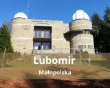 Obserwatorium astronomiczne na szczycie Lubomir, Małopolska, z kopułami i kamienną fasadą, otoczone drzewami.