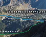 Widok na Dolinę Pięciu Stawów Polskich z zaznaczonymi szlakami. Widać jeziora: Przedni, Mały i Wielki Staw.