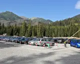 Parking pełen aut pod Tatrami, gotowych na wycieczkę nad Morskie Oko.