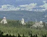 Skaliste formacje, znane jako Pielgrzymy, górują nad lasami w okolicach Karpacza.