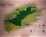 Mapa Parku Narodowego Ujście Warty z zaznaczonymi ścieżkami przyrodniczymi, parkingami i miejscowościami.