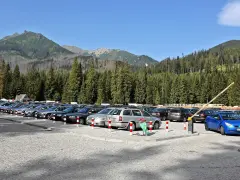 Parking pełen aut pod Tatrami, gotowych na wycieczkę nad Morskie Oko.