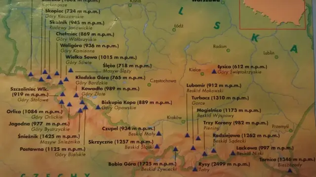 Mapa przedstawia korona gór polskich szczyty, od Karkonoszy po Bieszczady, z zaznaczonymi wysokościami i pasmami.