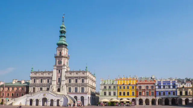 Zamość miasto idealne: Ratusz i kolorowe kamienice na Rynku Wielkim. Słoneczny dzień, błękitne niebo.
