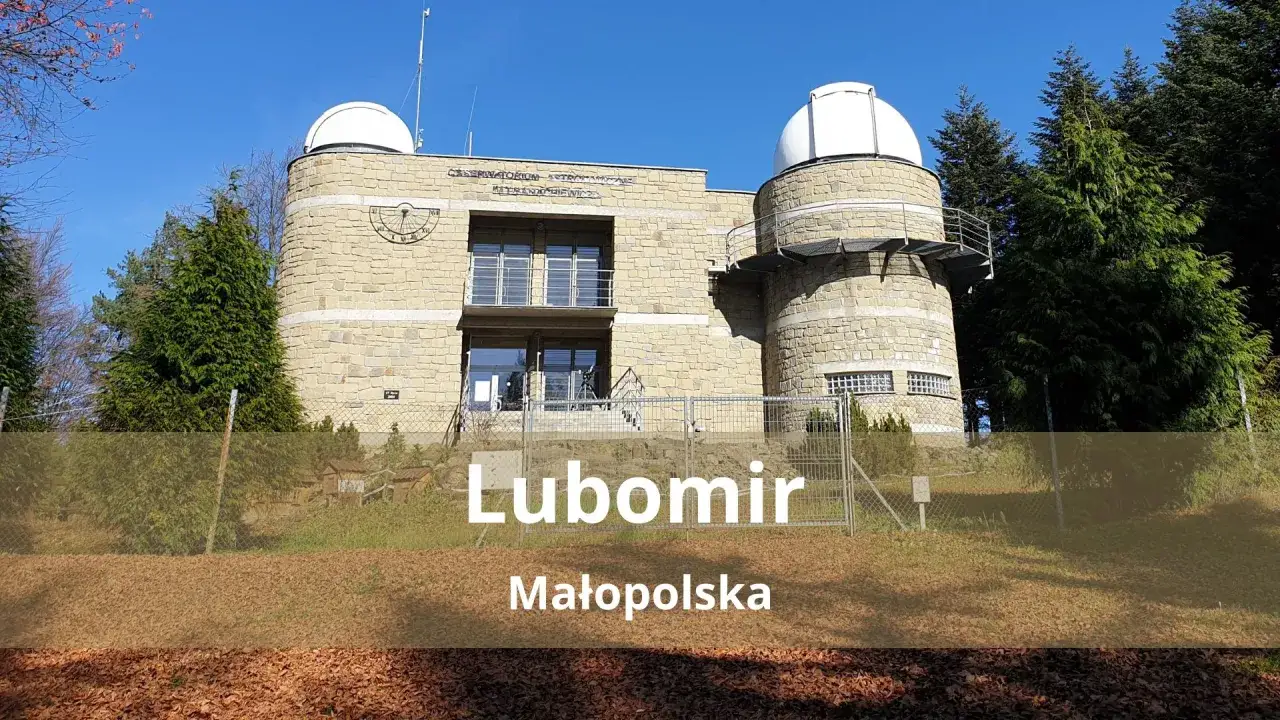 Obserwatorium astronomiczne na szczycie Lubomir, Małopolska, z kopułami i kamienną fasadą, otoczone drzewami.